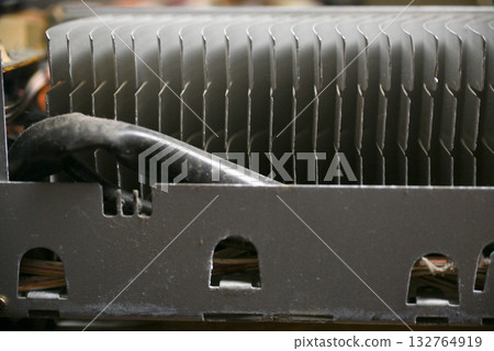 音頻放大器內部電路板和電子元件的特寫 132764919