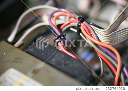 音頻放大器內部電路板和電子元件的特寫 132764920