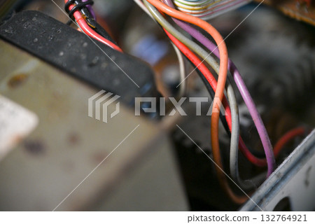 音頻放大器內部電路板和電子元件的特寫 音頻放大器內部電路板和電子元件的特寫 132764921