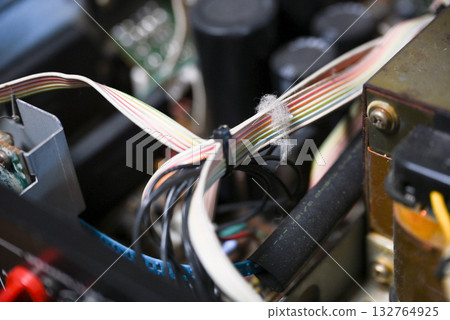 音頻放大器內部電路板和電子元件的特寫 132764925
