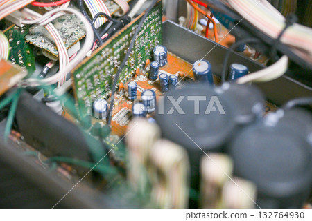 音頻放大器內部電路板和電子元件的特寫 音頻放大器內部電路板和電子元件的特寫 132764930