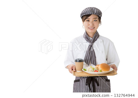 一位身穿廚師服的女士手捧托盤,托盤上放著一個漢堡。 一位身穿廚師服的女士手捧托盤,托盤上放著一個漢堡。 132764944