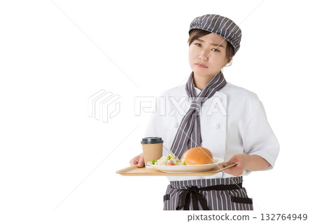 一位身穿廚師服的女士手捧托盤，托盤上放著一個漢堡。 132764949