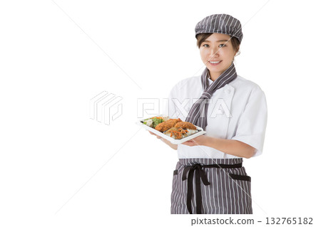 身穿廚師服的年輕亞裔女性，手拿午餐盒（剪影） 132765182