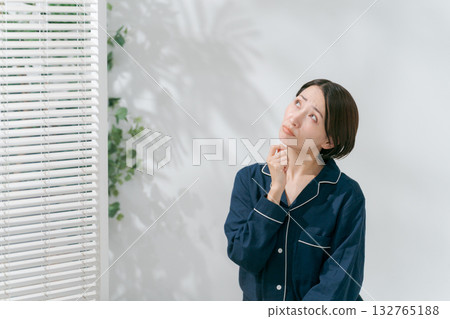 一個穿著睡衣的女人在思考 132765188