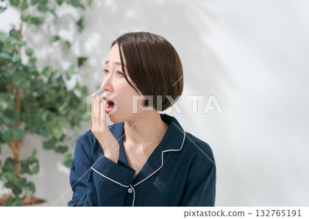 穿著睡衣的女人打哈欠 穿著睡衣的女人打哈欠 132765191