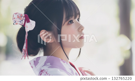A girl in a kimono gazing at the sky with a fleeting expression 132765220