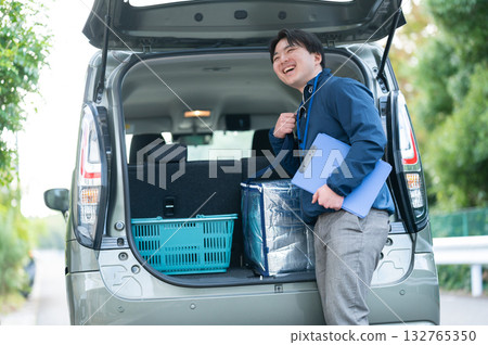 Man making a delivery 132765350