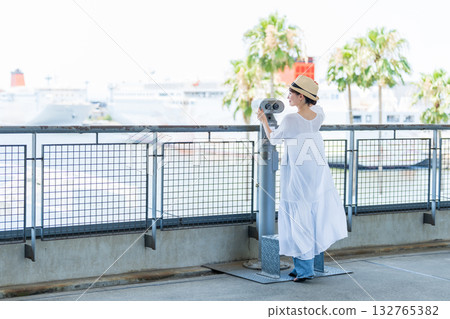 一個喜歡旅行的年輕女子 132765382