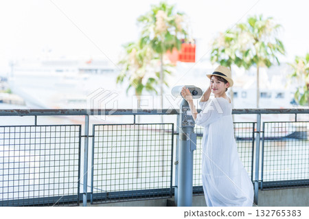 一個喜歡旅行的年輕女子 132765383