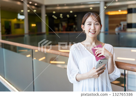 女孩的旅行，護照，智慧型手機 132765386