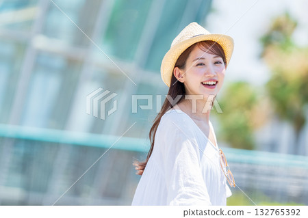 一個喜歡旅行的年輕女子 132765392