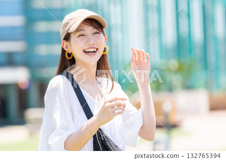 一個年輕的女人帶著微笑 132765394