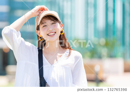 一個年輕的女人帶著微笑 132765398