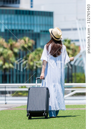 年輕女子去旅行 132765403