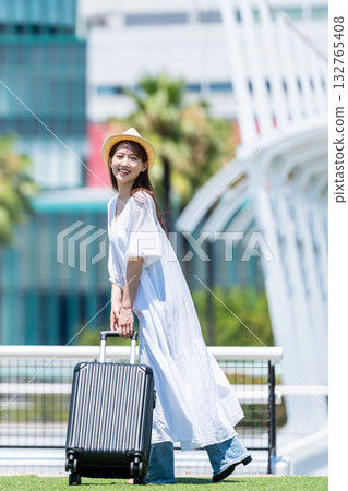 年輕女子去旅行 132765408