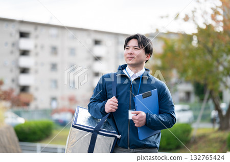 Man making a delivery 132765424