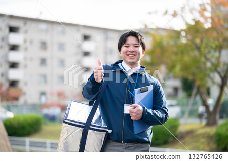 Man making a delivery 132765426