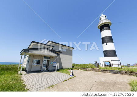 晴朗日子裡的秋田縣男鹿市入土崎燈塔 132765520
