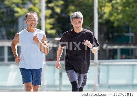 慢跑的老人 132765912