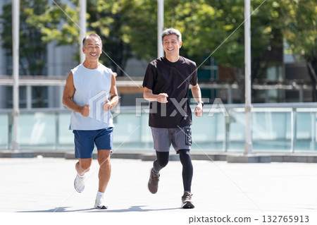 慢跑的老人 132765913