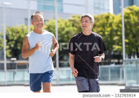 Senior man jogging 132765914