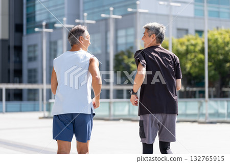 Senior man jogging 132765915