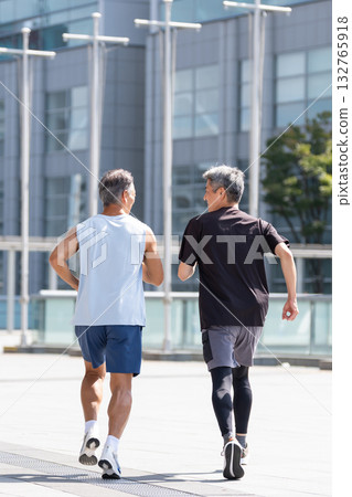 慢跑的老人 132765918