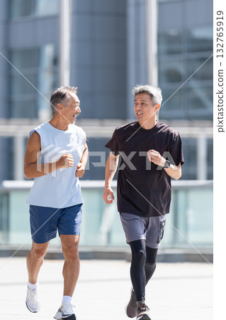 Senior man jogging 132765919