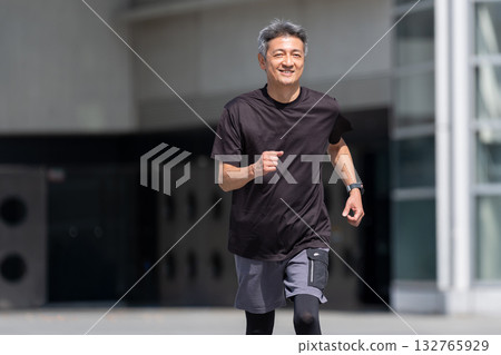 Senior man jogging 132765929