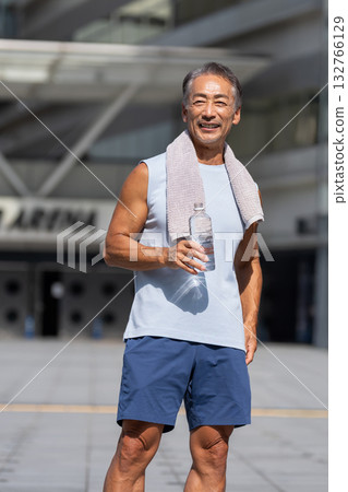 參與體育運動的老年男性 參與體育運動的老年男性 132766129