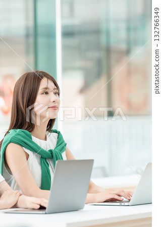 一名大學生在大學教室裡操作電腦 132766349