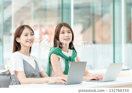 一名大學生在大學教室裡操作電腦 132766350