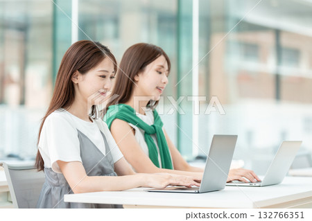 一名大學生在大學教室裡操作電腦 132766351