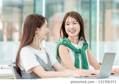 一名大學生在大學教室裡操作電腦 132766353