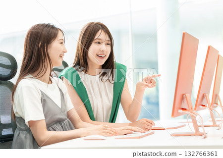 在辦公室工作的年輕女商人 132766361