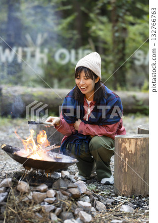 一名婦女在露營地生篝火 132766763