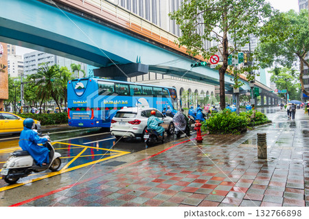 台灣:雨中的台北市,摩托車隨處可見。 台灣:雨中的台北市,摩托車隨處可見。 132766898
