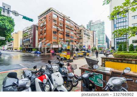 台灣：雨中的台北市，摩托車隨處可見。 132766902