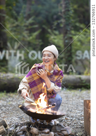 一名婦女在露營地生篝火 132766911