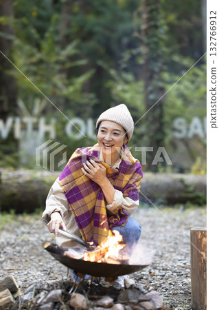 一名婦女在露營地生篝火 132766912