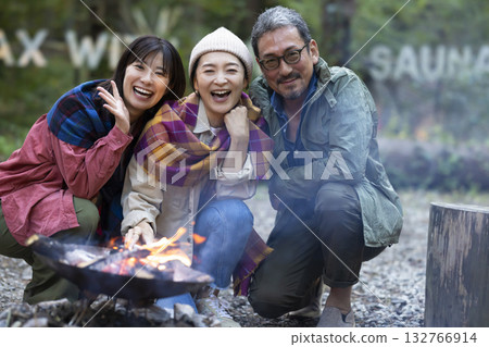 一家人在露營地點燃篝火 132766914
