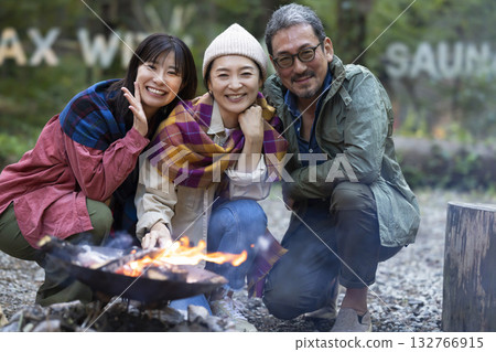 一家人在露營地點燃篝火 132766915