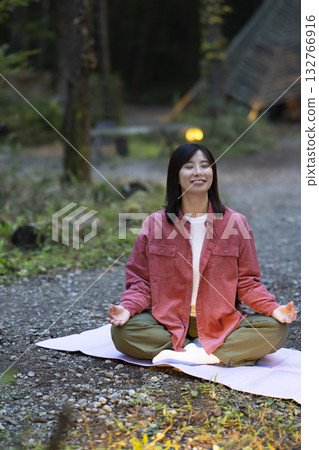 在大自然中冥想的女人 132766916