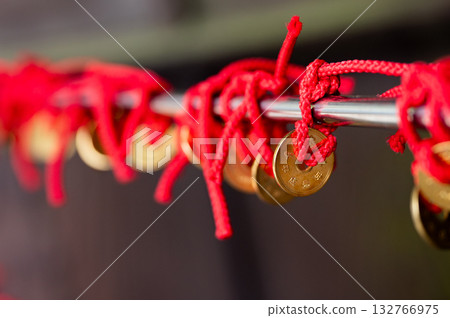 一枚用紅線繫著的五日元硬幣 一枚用紅線繫著的五日元硬幣 132766975