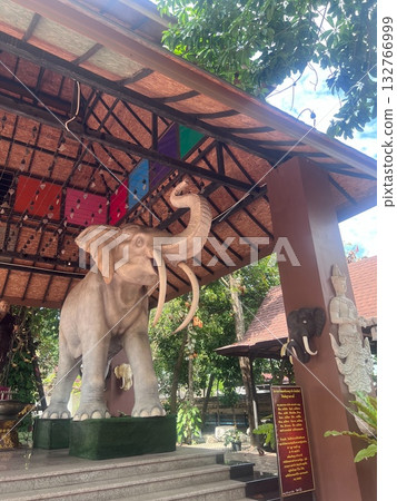 泰國契迪龍寺的大象雕像 泰國契迪龍寺的大象雕像 132766999