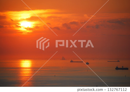 Tokyo Bay sunset seen from Chiba Port Tower, a panorama of the golden sea surface and sunset Tokyo Bay sunset seen from Chiba Port Tower, a panorama of the golden sea surface and sunset 132767112