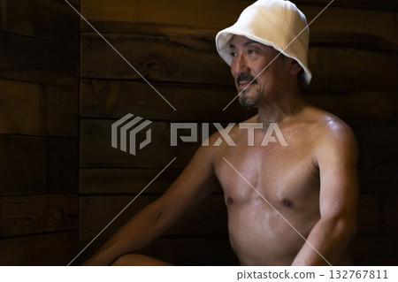 一名 50 多歲的男子正在享受桑拿 132767811