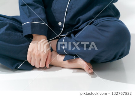 一位身穿睡衣放鬆的女士的雙腳 一位身穿睡衣放鬆的女士的雙腳 132767822