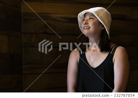 婦女享受桑拿 132767854